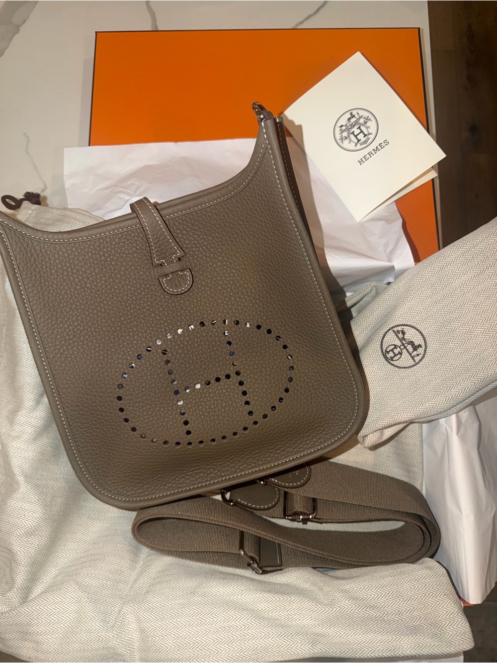 HERMES HANDBAG EVELYNE POCHE III 23 CLEM BULL CALFSKIN/FIBRE WEB 18 ETOUPE.